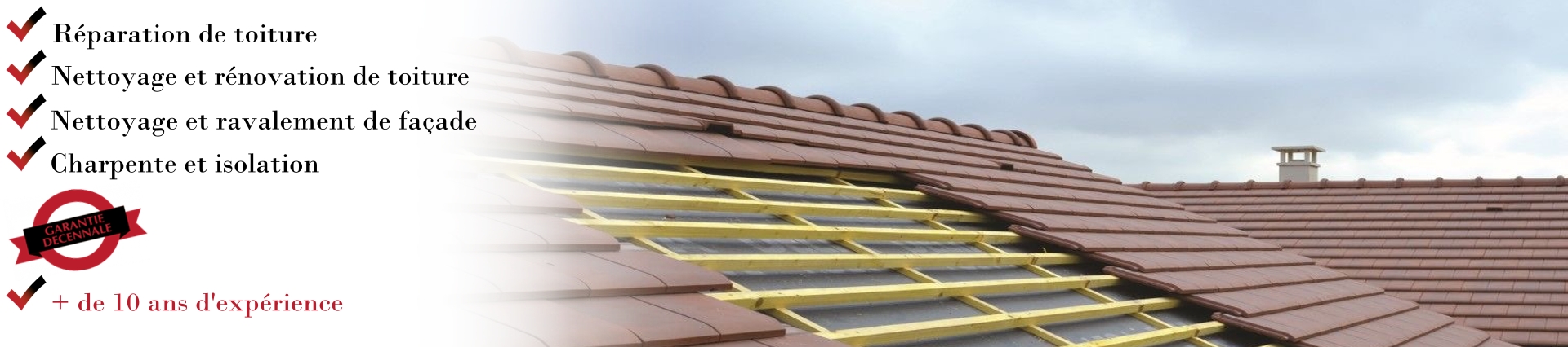 Artisan couvreur travaillant sur une toiture à Beauvais, réalisation de travaux de couverture