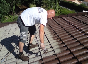 Application de traitement hydrofuge coloré sur toiture à Beauvais